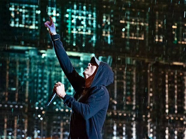 Eminem contempla chuva no F1 Rocks em SP