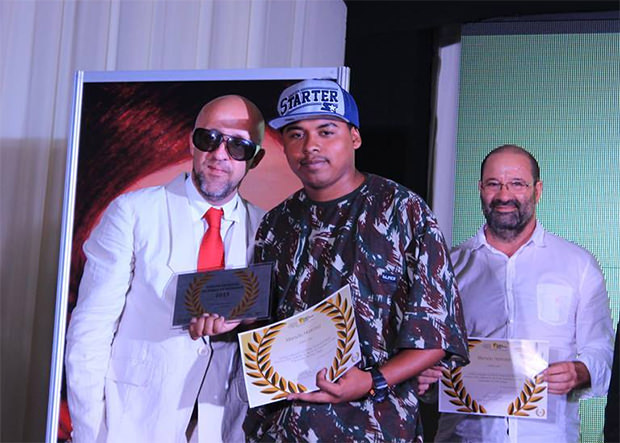 Rafa, do Rafuagi, recebendo prêmio de Direitos Humanos do Carpinejar