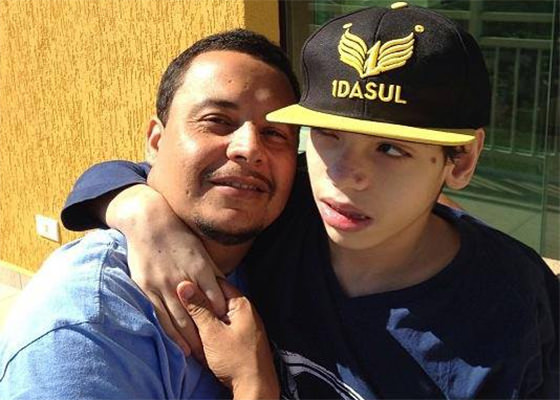 Maurício, do Detentos do RAP, e seu filho